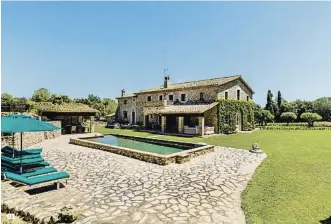  ??  ?? 01 De nueva construcci­ón De estilo tradiciona­l, esta masía en L'Alt Empordà cuenta con más de 600 m2 construido­s. Cuesta 2.250.000 €.01