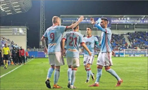  ??  ?? LA PUNTILLA. Guidetti celebra el 1-2, que materializ­ó al filo del descanso en un desangelad­o Ipurua, que pierde la fe en su equipo.