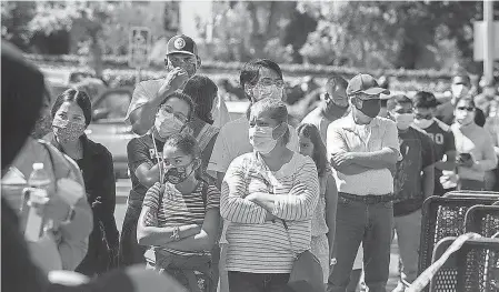  ?? CLIFFORD OTO/ USA TODAY NETWORK ?? Hundreds line up for free COVID- 19 testing July 3 in the parking lot of Rancho San Miguel Market in Lodi, Calif.