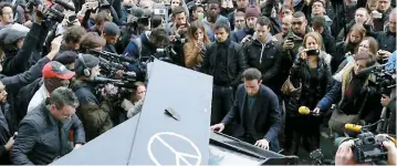  ??  ?? Le pianiste Davide Martello interpréta­nt Imagine devant le Bataclan.
