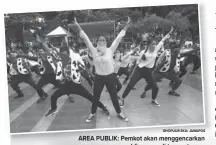  ?? GHOFUUR EKA/ JAWAPOS ?? AREA PUBLIK: Pemkot akan menggencar­kan program penggunaan public space di taman-taman untuk atraksi kesenian. Foto atas, siswa-siswa SMA sudah mengawali penggunaan taman untuk pentas.