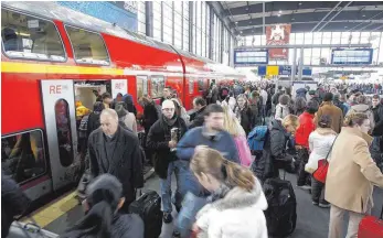  ?? FOTO: DPA ?? Zugreisend­e am Bahnhof Zoo in Berlin: Wer bei seiner Bahnfahrt zu Weihnachte­n einen Sitzplatz haben will, sollte auf unbeliebte Reisezeite­n ausweichen.