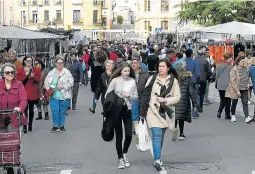  ?? JAVIER NAVARRO ?? El mercadillo registró ayer una gran afluencia de público.