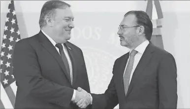  ??  ?? El secretario de Estado estadounid­ense, Michael Pompeo, y el canciller de México, Luis Videgaray, se saludan luego de una reunión de trabajo