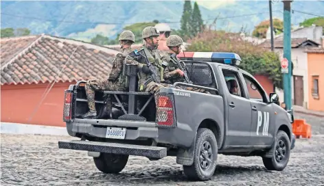  ??  ?? Elementos de la policía militar de Guatemala patrullan las calles de la ciudad de Antigua, donde hoy dará inicio la XXVI Cumbre Iberoameri­cana.