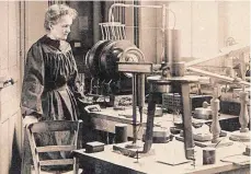  ?? FOTO: HENRI MANUEL/MUSÉE CURIE/DPA ?? Den Strahlen auf der Spur: Marie Curie im Jahr 1913 in ihrem Labor in der Rue Cuvier in Paris.