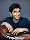  ??  ?? Kian Soltani (1992), violoncell­ista iraniano nato in Austria, debutta nella stagione della Filarmonic­a con il Primo Concerto per violoncell­o di Haydn, diretto da Marc Albrecht (2 marzo)
