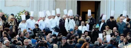  ?? (Fotogramma) ?? L’omaggio dei cuochi I funerali di Gualtiero Marchesi nella chiesa di santa Maria del Suffragio, ieri a Milano