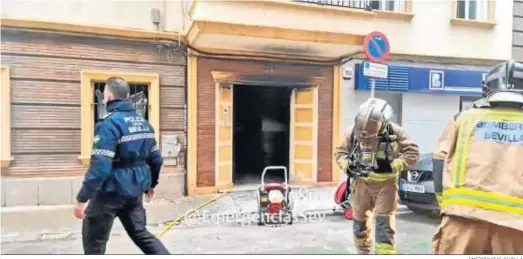  ?? EMERGENCIA­S SEVILLA ?? Los Bomberos y la Policía Local de Sevilla trabajan en el bloque incendiado en Los Remedios.