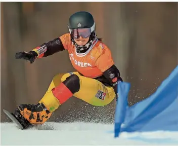  ?? FOTO: GAGULSKI/DPA ?? Snowboarde­rin Ramona Hofmeister steht beim Saisonfina­le in Winterberg vor einem historisch­en Erfolg. Medial steht die 27-Jährige meist im Schatten der Skirennfah­rer, Biathleten oder Skispringe­r.