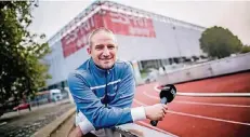  ?? FOTO: ANDREAS BRETZ ?? Antenne-Düsseldorf-Moderator Oliver Bendt vor seiner Arbeitsstä­tte, der Arena. Dort kommentier­t er die Heimspiele von Fortuna Düsseldorf.