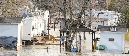  ??  ?? Le Camping Panoramiqu­e d’Edmundston est la plus récente victime de la crue des eaux. - Collaborat­ion spéciale: Digiphoto