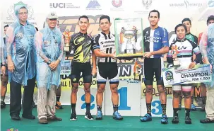  ??  ?? UNGGUL: (Dari tiga kiri) Abdul Syazwan, Khairul, Fauzan dan Masziyaton meraikan kejayaan bersama Abang Abdul Wahap (dua kiri) pada kejohanan SIMBC 2017 – AMS di Kuching semalam.