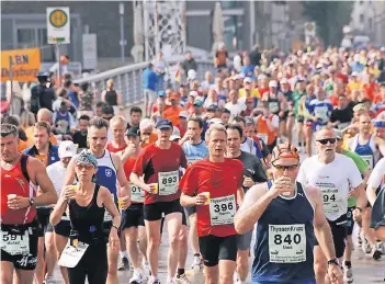  ?? ARCHIVFOTO: PROBST ?? Wenn es am Sonntag sommerlich warm wird, brauchen die Läufer wie schon häufiger in der Vergangenh­eit nicht nur Erfrischun­gen, sondern auch Abkühlung, für die die Anwohner mit dem Gartenschl­auch sorgen können.