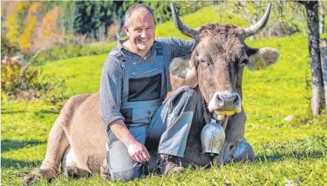  ?? FOTO: FLORIAN MAUCHER ?? Herbert Siegel mit einer seiner Kühe. Der Biobauer hat beim Schlachten der Tiere einen alternativ­en Weg gewählt.