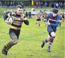  ??  ?? End in sight Ian Brown races for the line to grab another EK try