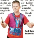  ??  ?? Janik Rampp dirigierte bei der Aufführung von Mozarts Zauberflöt­e und agierte dabei fast wie ein Profi.