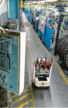  ?? Foto: Wolfram Scheible/Deutsche Telekom ?? Ein Transportr­oboter fährt durch das Osram-Werk in Schwabmünc­hen, wo bald mithilfe von 5G produziert wird.
