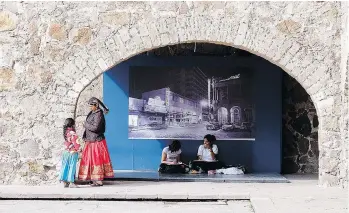  ??  ?? A traditiona­lly dressed indigenous woman and child chat outside the Regional Museum in San Luis Potosi. The museum is housed in what was once the largest Franciscan monastery in Mexico.