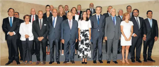  ?? J. J. GUILLÉN / EFE ?? La Reina posó ayer para la foto de familia junto a los asistentes a la reunión del patronato de la Fundación FAD Juventud celebrada en el Banco de España.