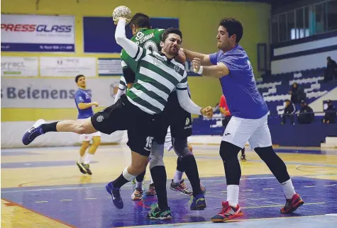  ??  ?? Pedro Solha, na linha dos seis metros, prepara mais um remate à baliza do Belenenses