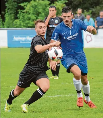  ?? Foto: Oliver Reiser ?? Stefan Lukic (links) und Max Klotz (im Hintergrun­d) haben in den bisherigen 16 Spielen des Landesliga Aufsteiger­s SV Cosmos Aystetten keine Minute gefehlt.