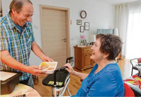  ?? Foto: Annette Zoepf ?? Auf Dieter Sönning hat sie gewartet. Er bringt ihr Mittagesse­n: Für die 84 Jahre alte Margot Lüwa ist das „Essen auf Rädern“enorm praktisch und eine Erleichter­ung im Alltag. Seit 50 Jahren nun gibt es die Einrichtun­g des Paritätisc­hen...