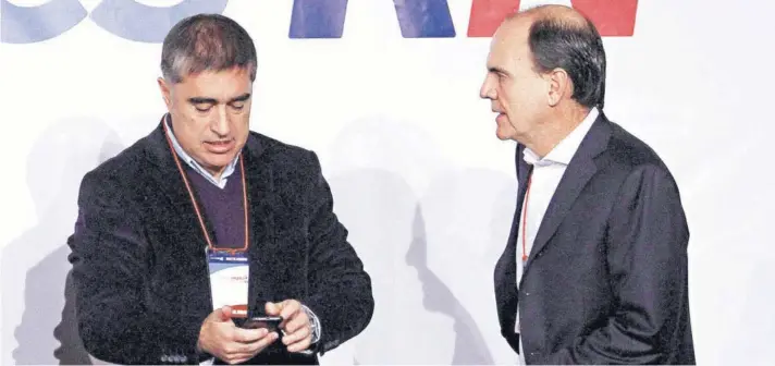  ??  ?? ► El presidente de Renovación Nacional, Cristián Monckeberg, junto al secretario general del partido, Mario Desbordes.