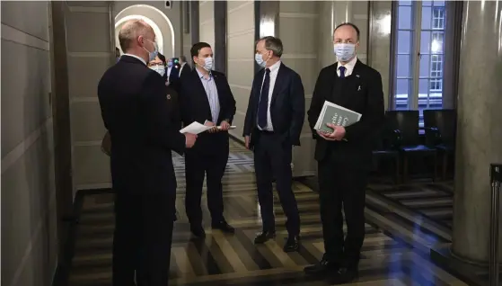  ?? FOTO: ANTTI AIMO-KOIVISTO/LEHTIKUVA ?? ■ Ville Tavio (Sannf), Harry Harkimo (Rörelse Nu) och Jussi Halla-aho (Sannf) i riksdagen, där tre opposition­spartier lämnat in en interpella­tion om EU:s återhämtni­ngsfond.