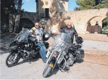  ?? FOTO: KLAUS LINGENHÖL ?? Karl-Heinz Schreiber (rechts) und Klaus Lingenhöl sind zurück von ihrer Tour im Osten und Süden Europas. Hier machen sie eine Rast vor der Gebeinekam­mer beim Kloster Arkadia auf Kreta.