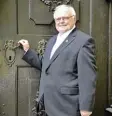  ?? Foto: Hilgendorf ?? Pater Manfred Laschinger an der Tür zu Heilig Kreuz.