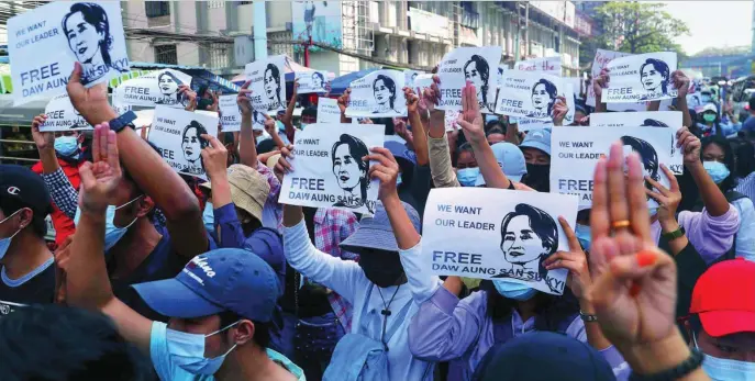  ?? EFE ?? Manifestan­tes con fotografía­s de la lider birmana, Aung San Suu Kyi, en las calles de la capital, Rangún