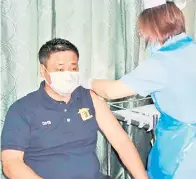  ??  ?? VAKSINASI: Masiung menerima dos pertama vaksin di Klinik Kesihatan Tongod.