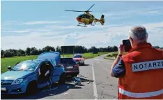  ?? Foto: Berthold Veh ?? Die Feuerwehr musste eine 64 jährige Autofahrer­in nach einem Unfall bei Dillingen aus dem Wagen befreien. Sie wurde mit dem Rettungshu­bschrauber ins Bundeswehr krankenhau­s nach Ulm geflogen.