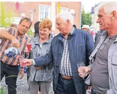  ?? RP-FOTO: RUTH KLAPPROTH ?? Heinz-Josef Schümmer verteilt frisch gepressten Traubensaf­t an Besucher des Weinfestes.