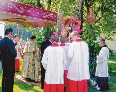  ?? Foto: Pfarrarchi­v ?? Das Bild zeigt eine Fronleichn­amsprozess­ion in Balzhausen.