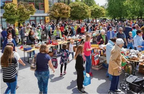  ?? Fotos: Claudia Deeney ?? Nach dem Countdown kam der Ansturm: Zahlreiche Königsbrun­ner nutzten den Tag, um auf dem Gelände nach Schätzen zu suchen.