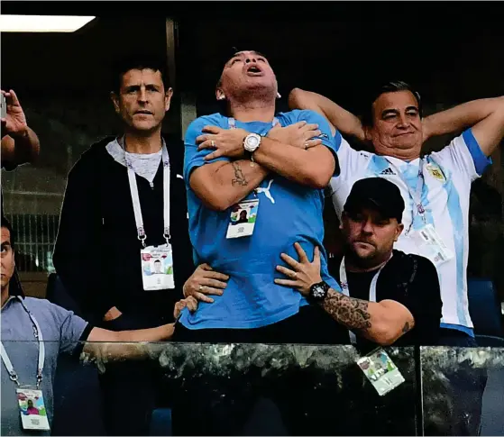  ??  ?? Lionel Messi kommer aldrig att uppnå samma status i Argentina som Diego Maradona.