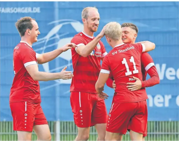  ?? ?? 38 Tore hat der SVS bislang erzielt. Hier bejubeln Robin Schoofs, Klaus Keisers, Alexander Maas und Jamie van de Loo (v.l.) ein Tor des Aufsteiger­s.