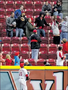  ?? ASSOCIATED PRESS ?? AL BEHRMAN Reds right fielder Roger Bernadina watches a homer hit by the Padres’ Yonder Alonso land in the stands.