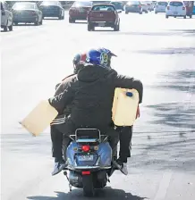  ?? MUÑOZ ?? Los bidones para cargar gasolina comienzan a ser comunes en la Ciudad de México/ERNESTO