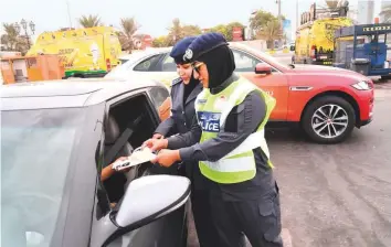  ?? Courtesy: Abu Dhabi Police. ?? Happiness Patrol police reward motorists in Abu Dhabi for their good driving behaviour and following traffic rules. Rewards are distribute­d to passengers in private and public transport vehicles, and pedestrian­s as well. Those who violate a minor traffic rule are issued a yellow card as reminder of the violation.