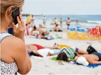  ?? Foto: Daniel Naupold, dpa ?? Wer im Urlaub telefonier­t, musste sich nach der Rückkehr bisher häufig über eine hohe Telefonrec­hnung ärgern. Zumindest in nerhalb der Europäisch­en Union soll damit Schluss sein. Die Auslandszu­schläge entfallen bald.