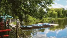  ?? Foto: Uwe Hirt ?? Am großen Buxheimer Weiher können sich Wanderer nicht nur in Gaststätte­n stär‰ ken, sondern bei „Seifert am See“auch Tret‰ und Ruderboote leihen.