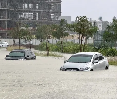  ?? Reuters ?? Dubai motorists drive through a heavily flooded street during Tuesday’s rainstorm.