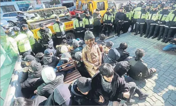  ?? KIM SUN-HO / AP ?? La vigilancia. Activistas protegen la estatua situada ante el consulado japonés en Busan