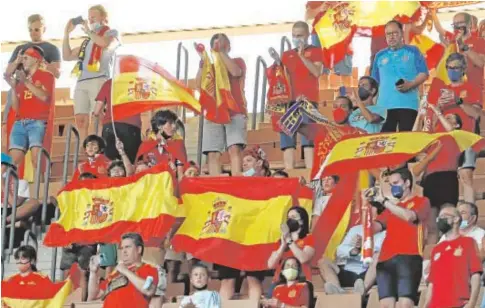  ?? // EFE ?? Seguidores de la selección española, en el estadio La Cartuja