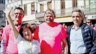  ?? ?? Armida Antunes et Franck Daure, représenta­nt tous les dévoués bénévoles de l’organisati­on, entre le député Joël Aviragnet et le maire Jean-Yves Duclos.