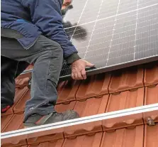  ?? /DPA ?? Solaranlag­en bieten Stromverso­rgung fürs Eigenheim.
