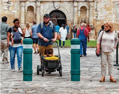  ?? Billy Calzada / Staff photograph­er ?? The Alamo is requiring employees to wear face masks. Visitors, however, have a choice — and they’re divided on the issue.